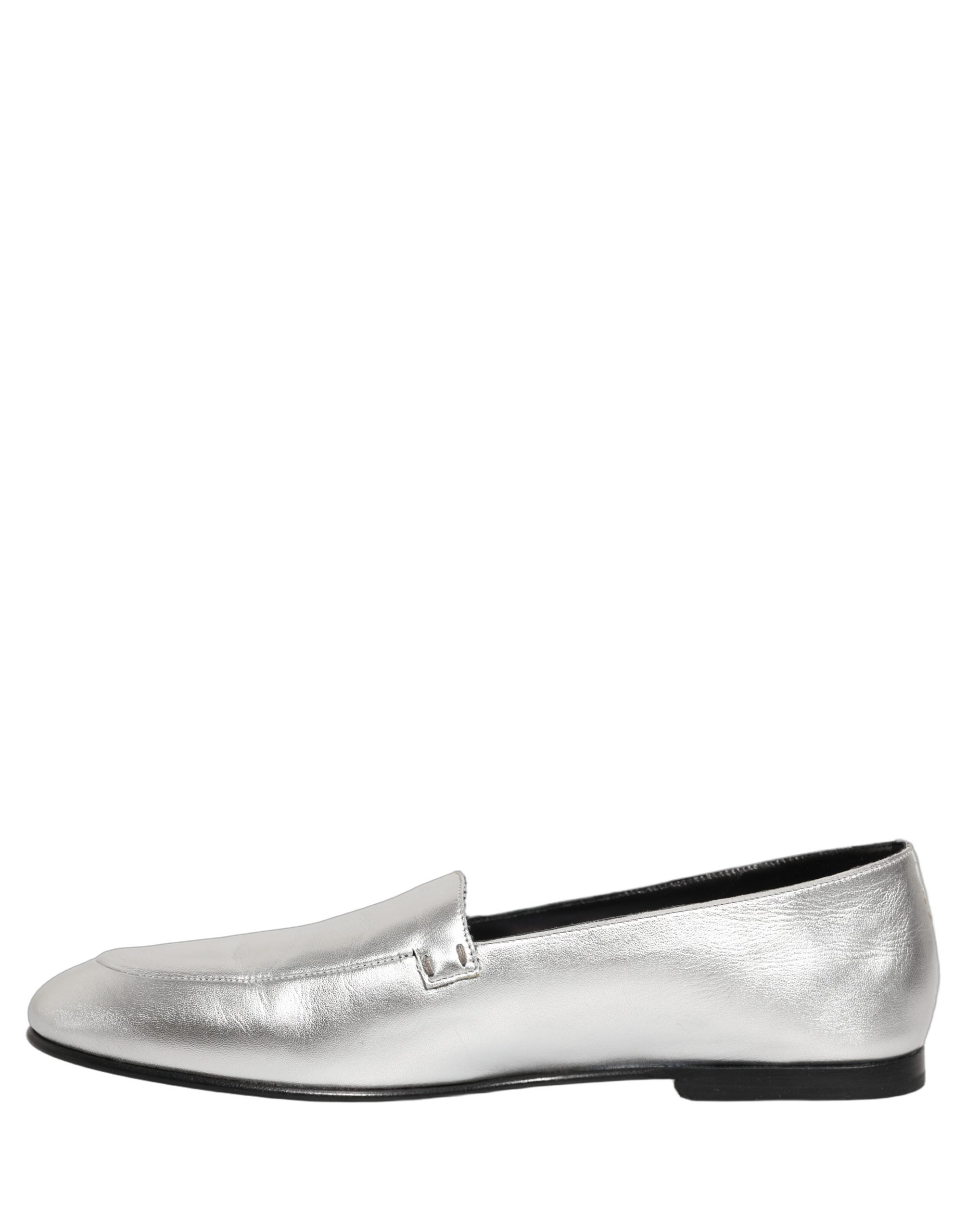 Chaussures loafers en cuir argenté Dolce & Gabbana avec logo DG, style slip-on et finition élégante.