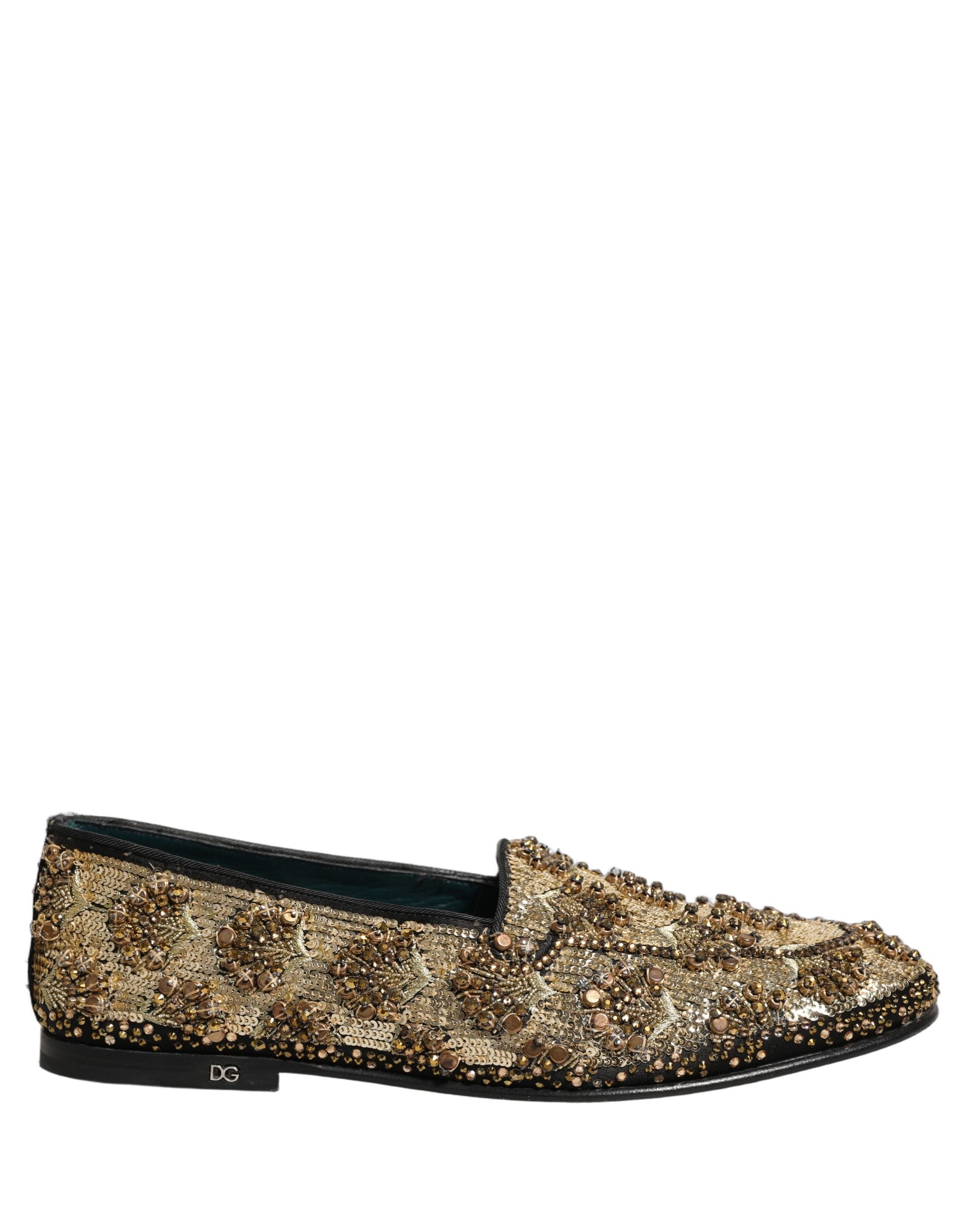 Chaussures Dolce & Gabbana en loafers dorés à sequins et embellissements, élégantes et brillantes, vue de face.