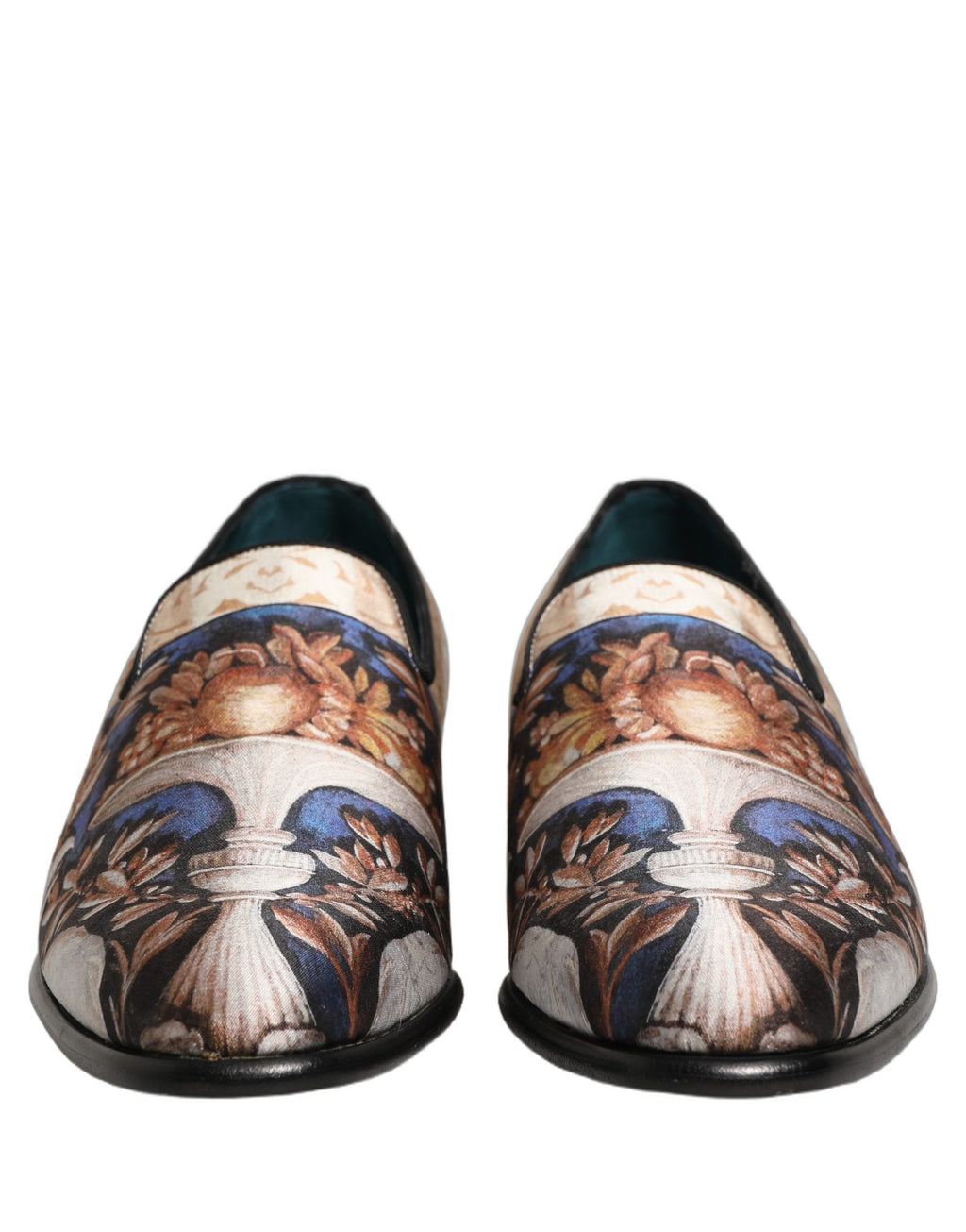 Chaussures loafers en velours Dolce & Gabbana à motif fruit multicolore, élégantes et colorées, visibles en gros plan.