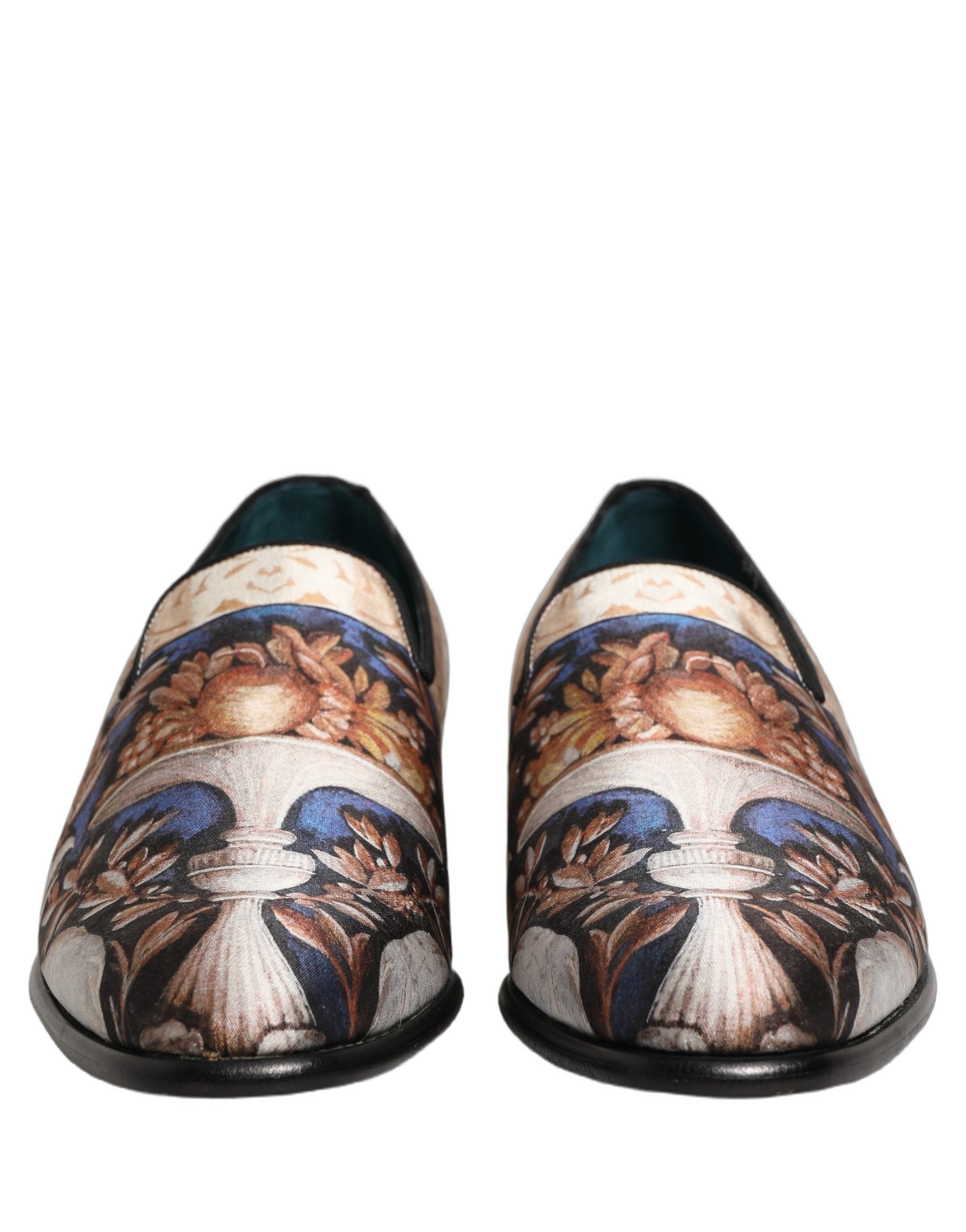 Chaussures loafers en velours Dolce & Gabbana à motif fruit multicolore, élégantes et colorées, visibles en gros plan.