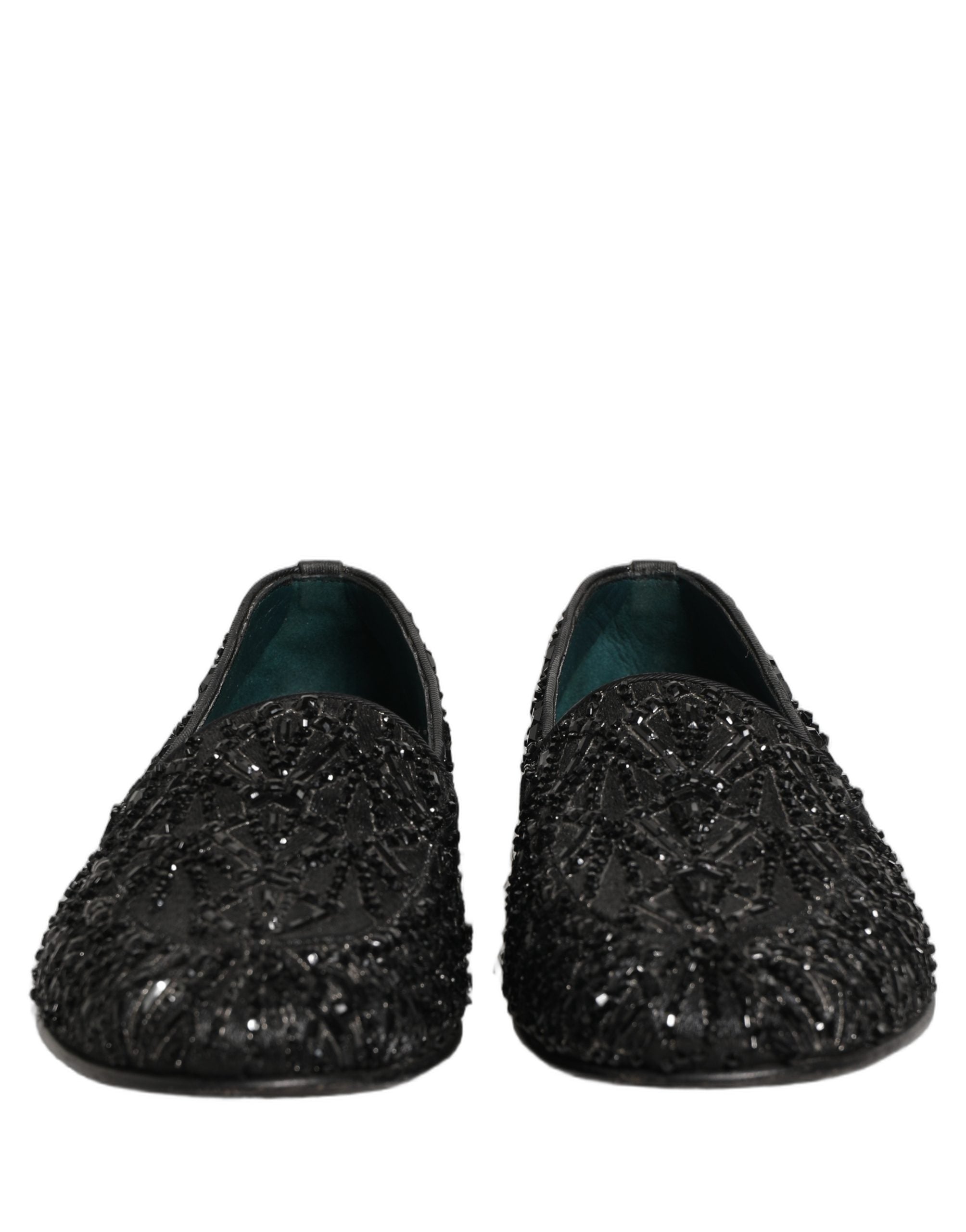 Chaussures Loafers Dolce & Gabbana en velours noir brodé, élégantes et sophistiquées, visibles en gros plan dans l'image.