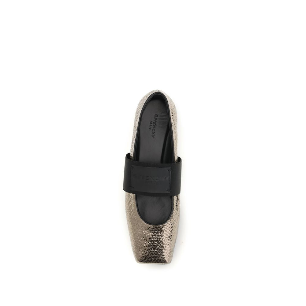 Chaussures ballerines Givenchy Bos Taurus en cuir de veau doré, semelle fine et élégante, vues de face.
