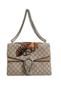 Sac à bandoulière Gucci Supreme Monogram Bee brodé avec motif emblématique et détails élégants en tissu.