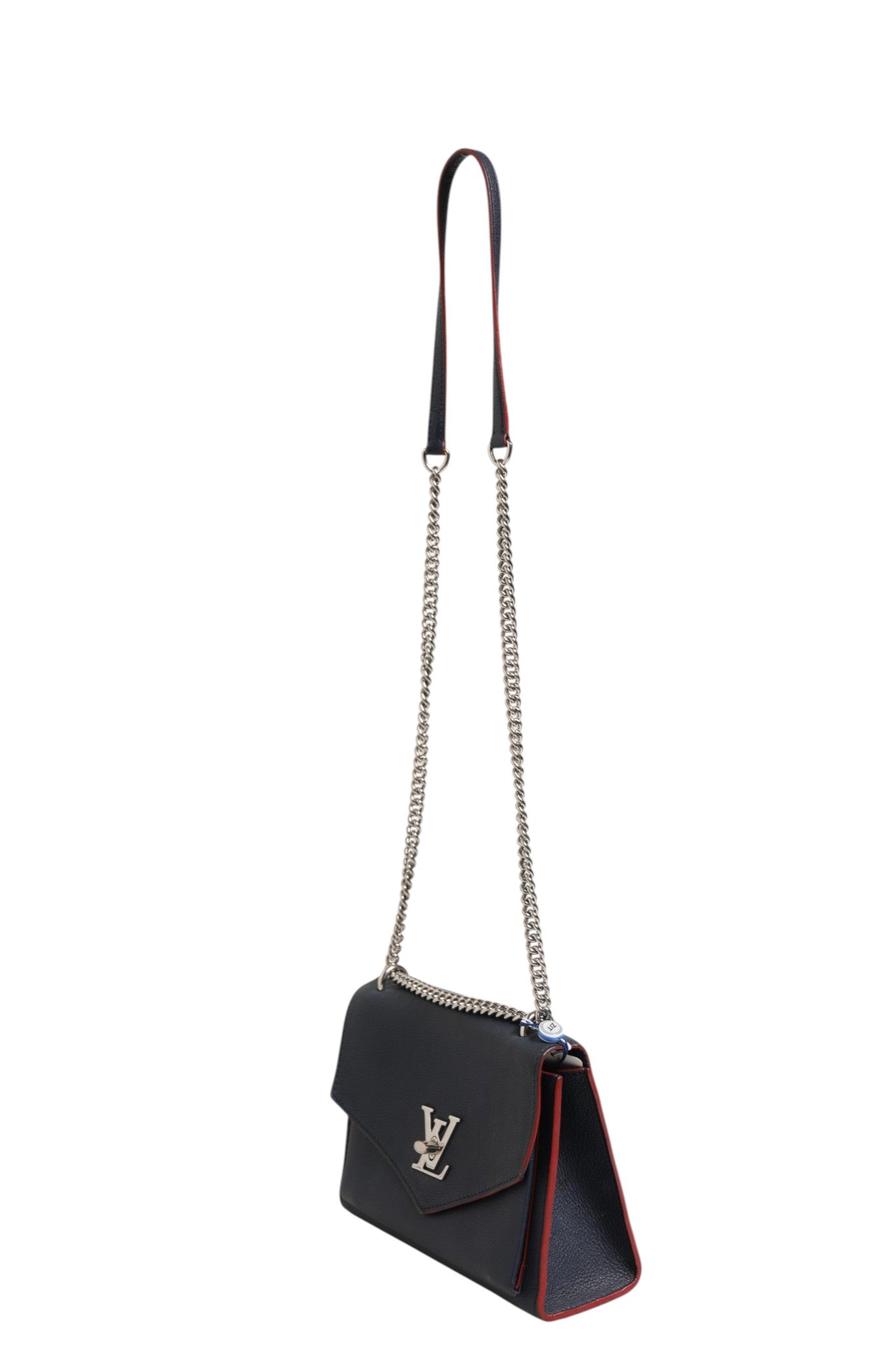 Sac à bandoulière en cuir Louis Vuitton Mylockme avec chaîne, élégant et sophistiqué, visible avec détails du cuir et de la chaîne.