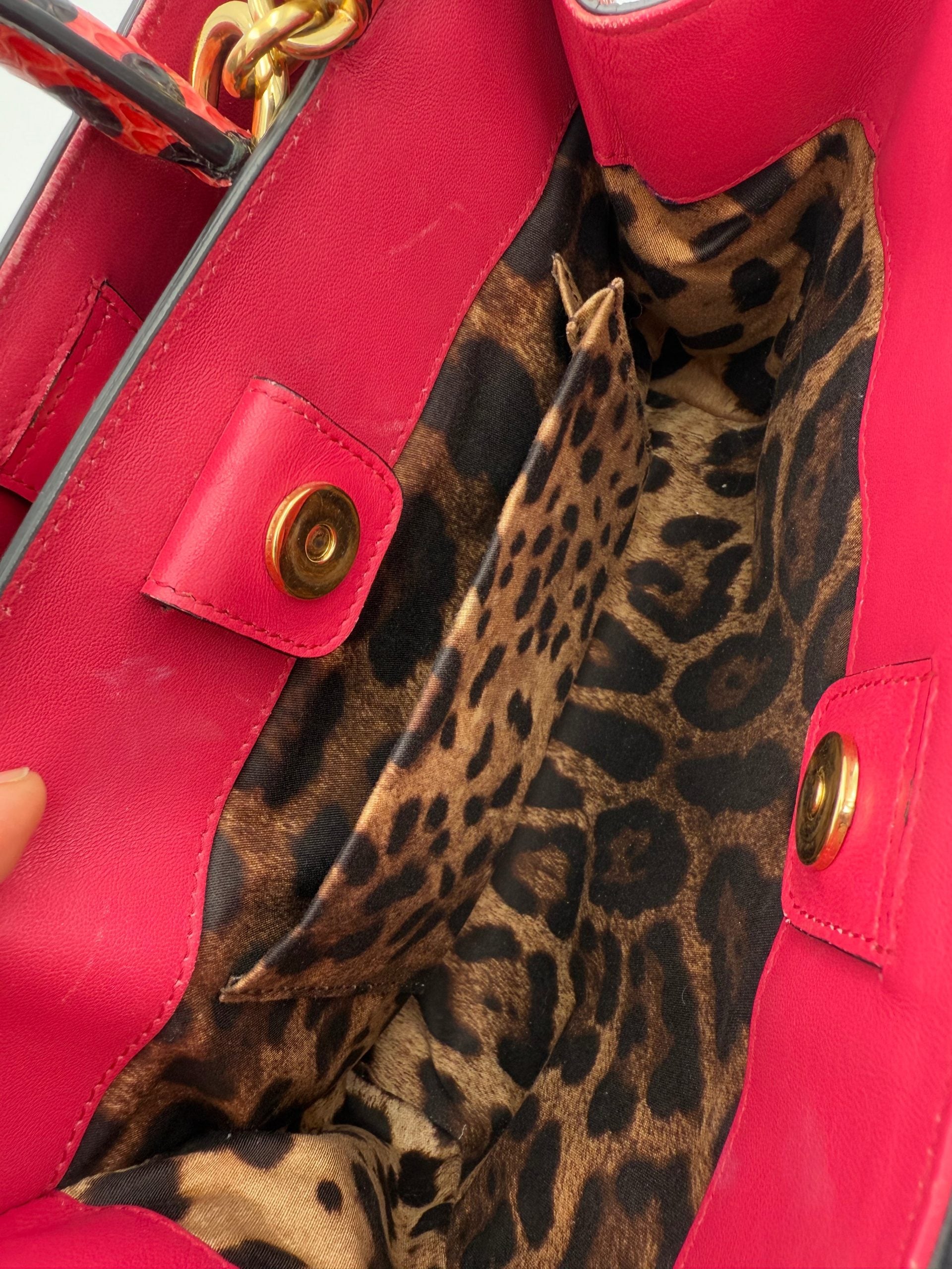 Sac à main Dolce & Gabbana Sicily en peau de reptile, sac à main élégant avec détails sophistiqués, mode luxe italienne.