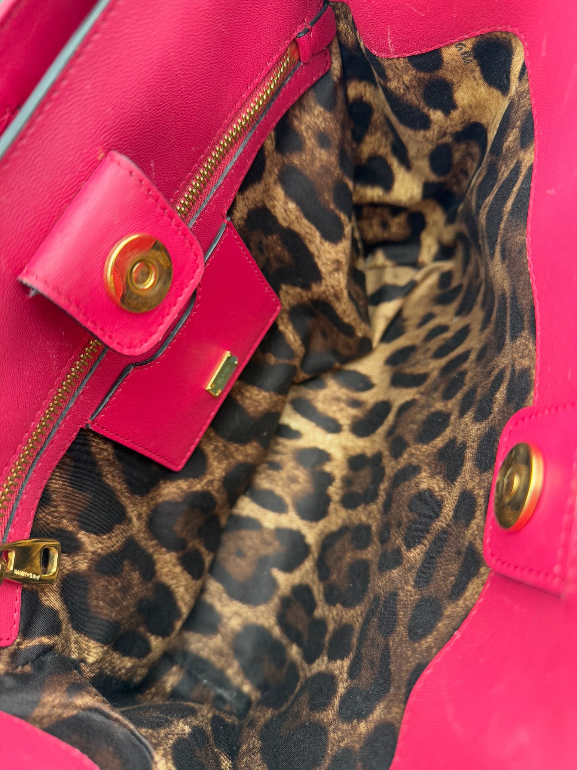 Sac à main Dolce & Gabbana Sicily en cuir reptile, élégant et sophistiqué, avec détails en or.