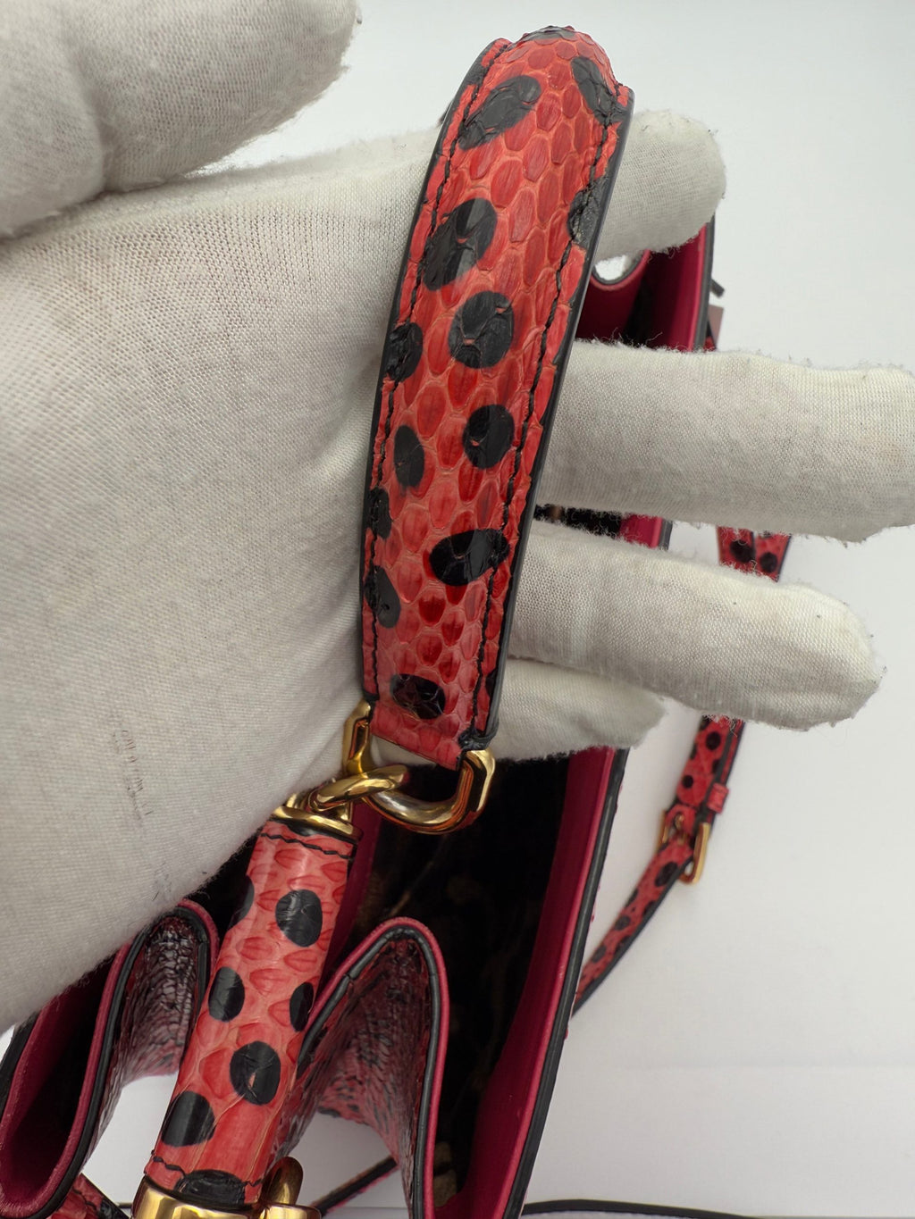 Sac à main Dolce & Gabbana Sicily en peau de reptile, design élégant et sophistiqué, avec détails texturés et finition raffinée.