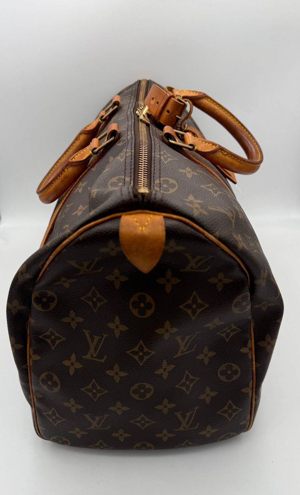 Sac à main Louis Vuitton Keepall 45 en toile Monogram avec poignées en cuir et fermeture zippée.