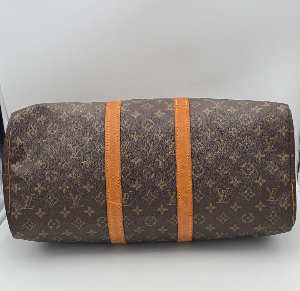Sac à main Louis Vuitton Keepall 45 monogramme, sac de voyage en toile avec poignées en cuir et fermeture éclair.
