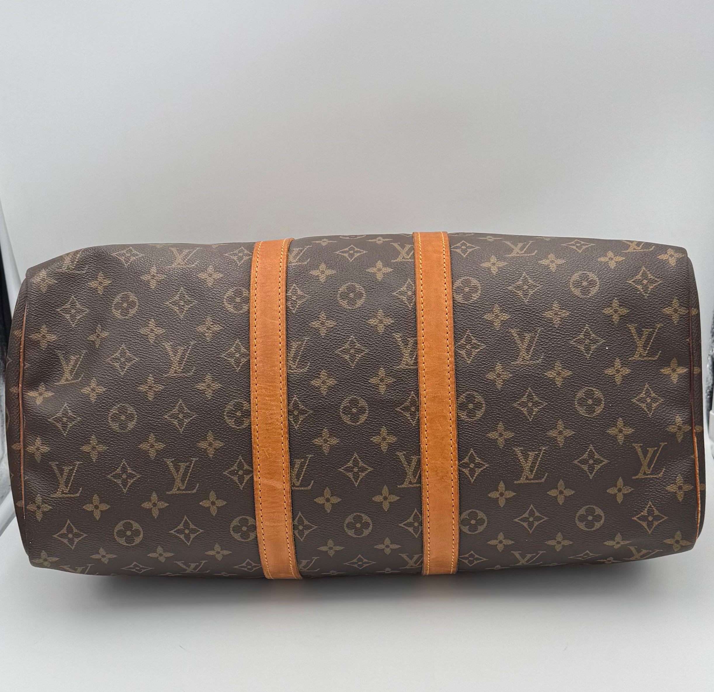Sac à main Louis Vuitton Keepall 45 monogramme, sac de voyage en toile avec poignées en cuir et fermeture éclair.