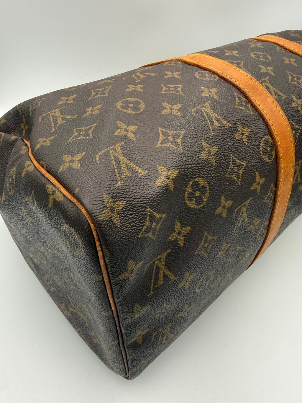 Sac à main Louis Vuitton Keepall 45 en monogramme avec poignées en cuir et fermeture zippée, vue de face.
