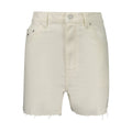 Shorts pour femmes en coton blanc de la marque Tommy Hilfiger, avec détails de couture visibles.