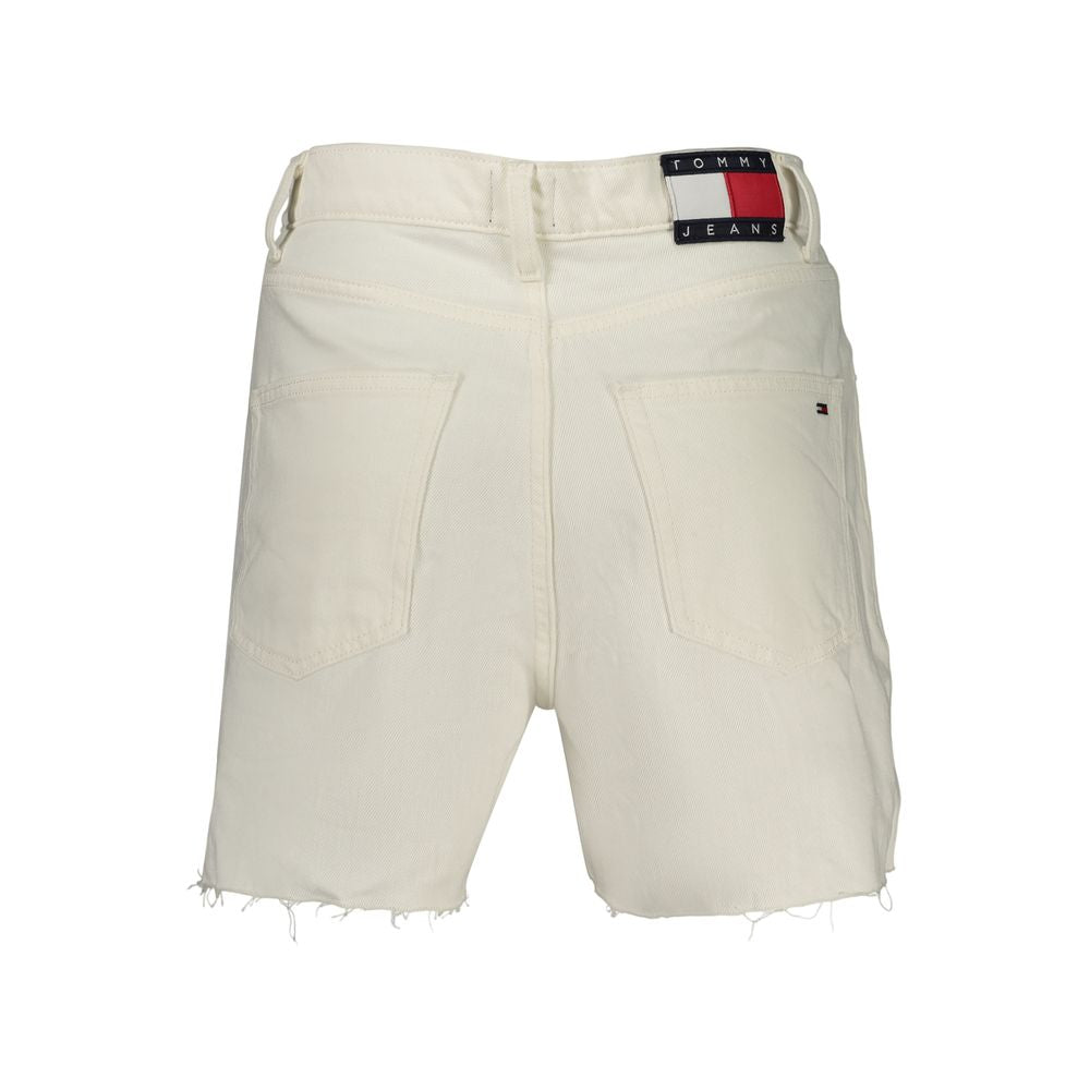 Shorts femmes en coton blanc de Tommy Hilfiger, vêtement décontracté avec ceinture à boucle et poches latérales visibles.