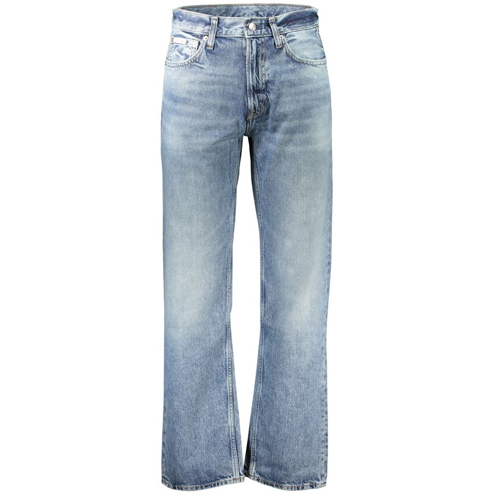 Jeans hommes en coton bleu de la marque Calvin Klein, coupe classique avec poches avant et arrière visibles.