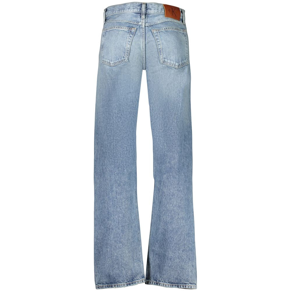 Jeans homme en coton bleu de la marque Calvin Klein, coupe classique avec poches avant et arrière.
