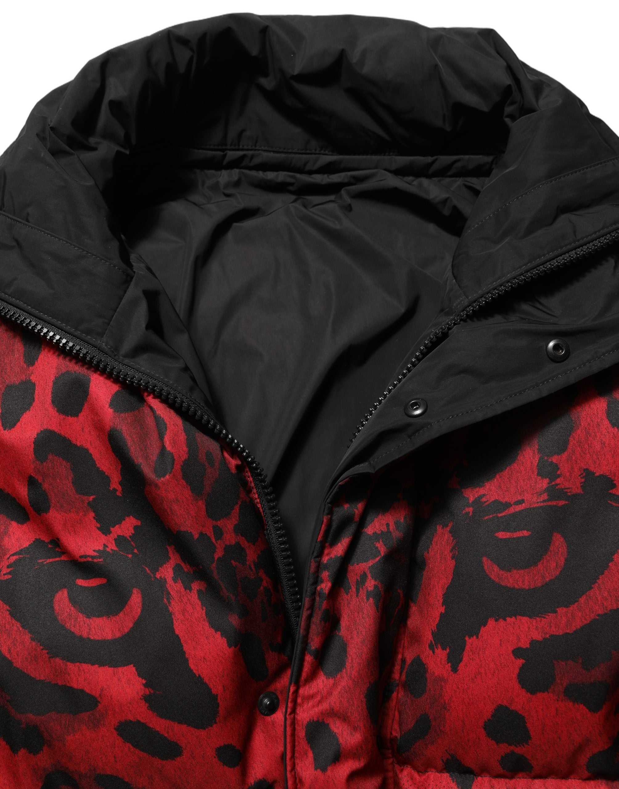 doudoune réversible Dolce & Gabbana rouge et noire avec motif animal imprimé, veste matelassée élégante et tendance