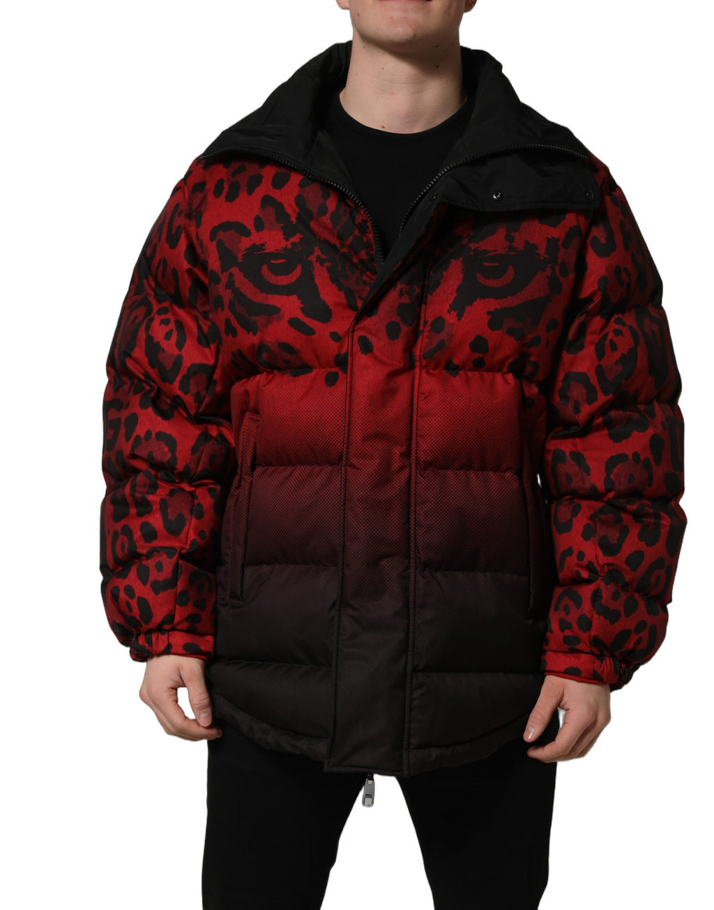 Doudoune réversible Dolce & Gabbana à imprimé animal rouge et noir, puffer, pour femme, visible en gros plan.