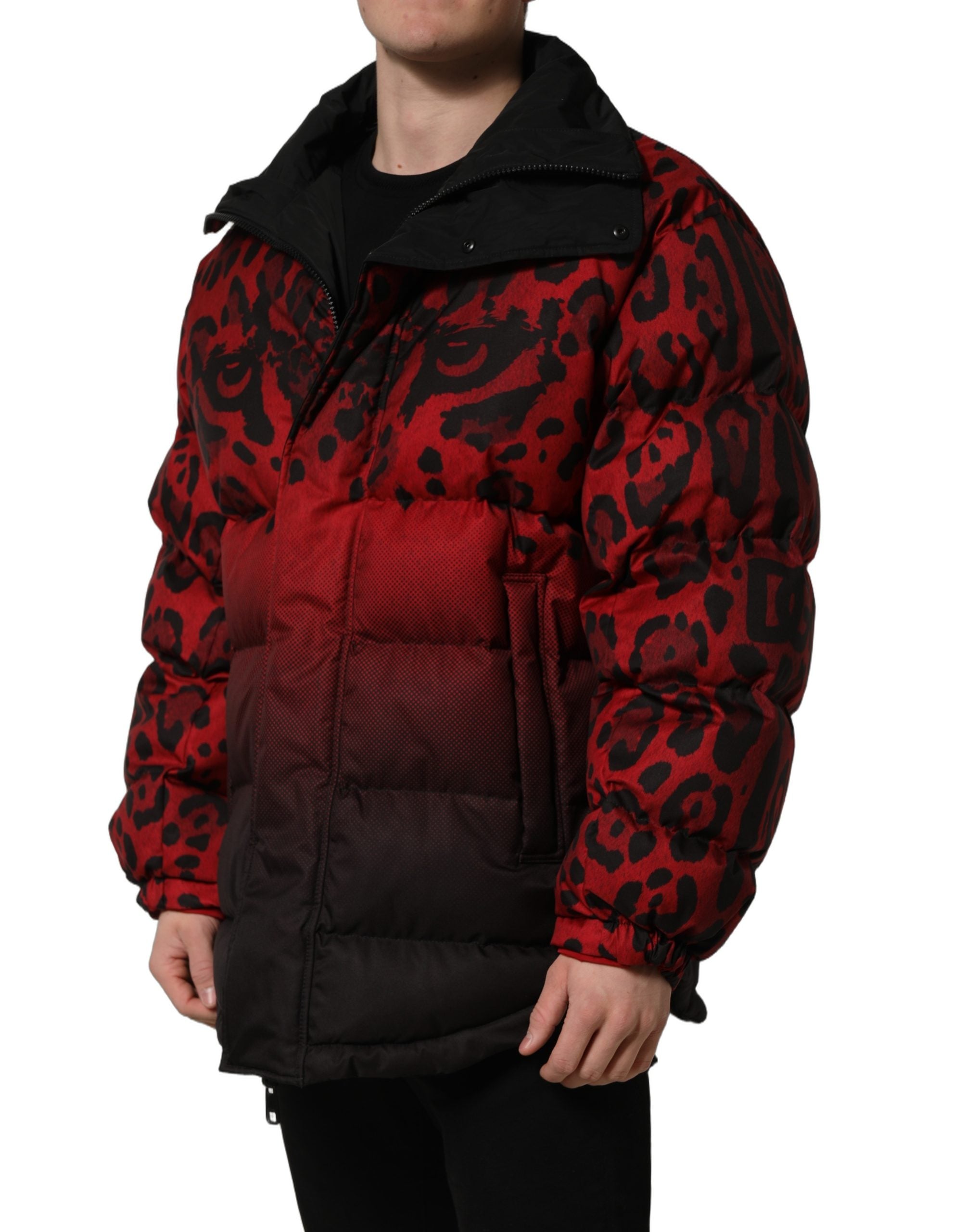 Doudoune réversible Dolce & Gabbana à imprimé animal rouge et noir, veste matelassée élégante et tendance.