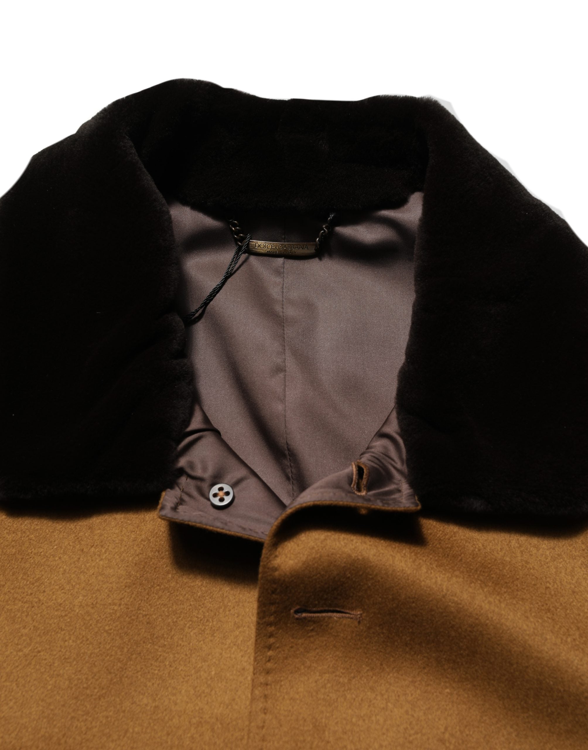 Manteau homme en cachemire brun et fourrure de vison Dolce & Gabbana, veste élégante avec détails sophistiqués.