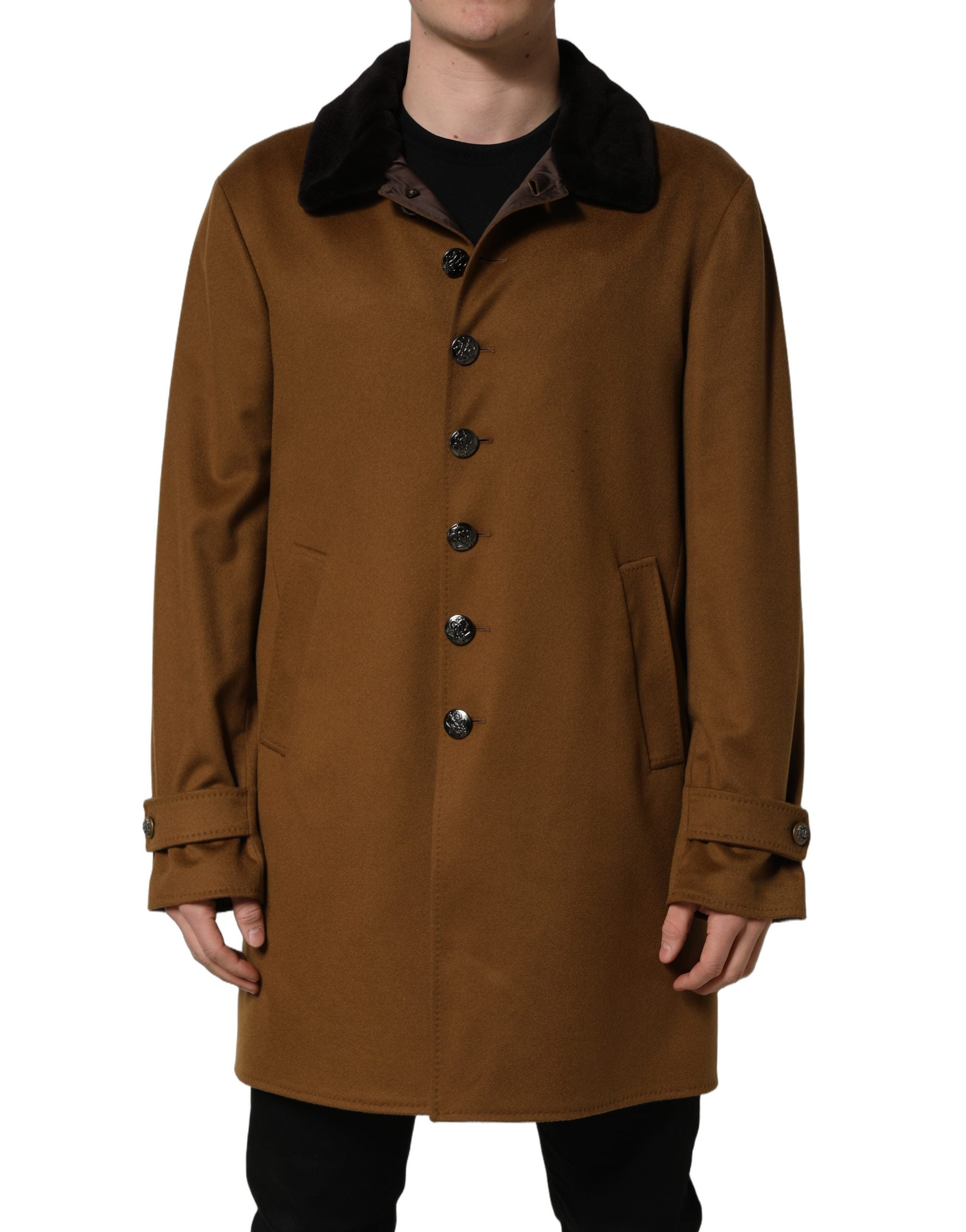 Manteau homme en cachemire brun et fourrure de vison Dolce & Gabbana, veste élégante et chaude, détail visible sur l'image.