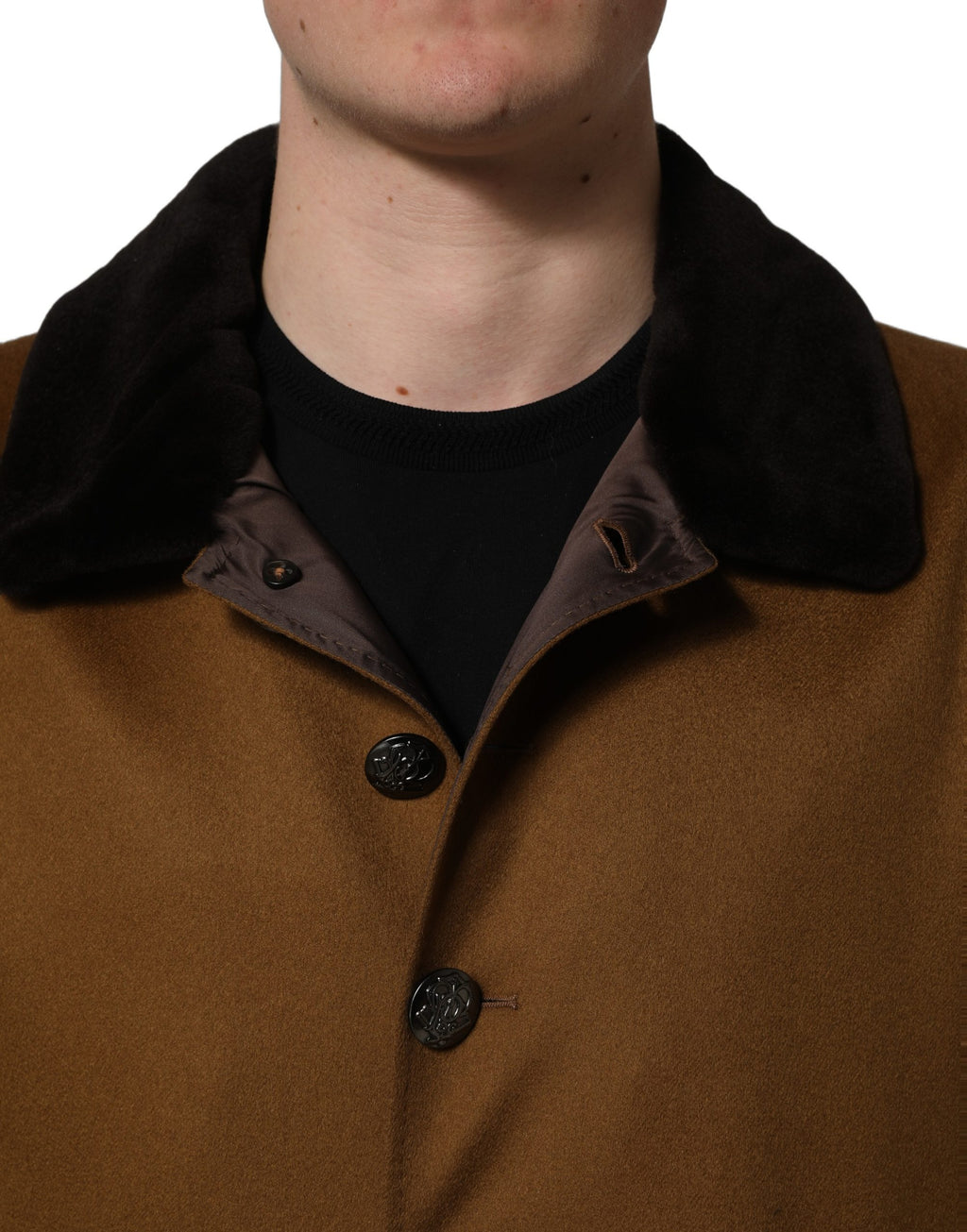 Manteau homme Dolce & Gabbana en cachemire brun et fourrure de vison, élégant et chaud, affiché sur un mannequin.