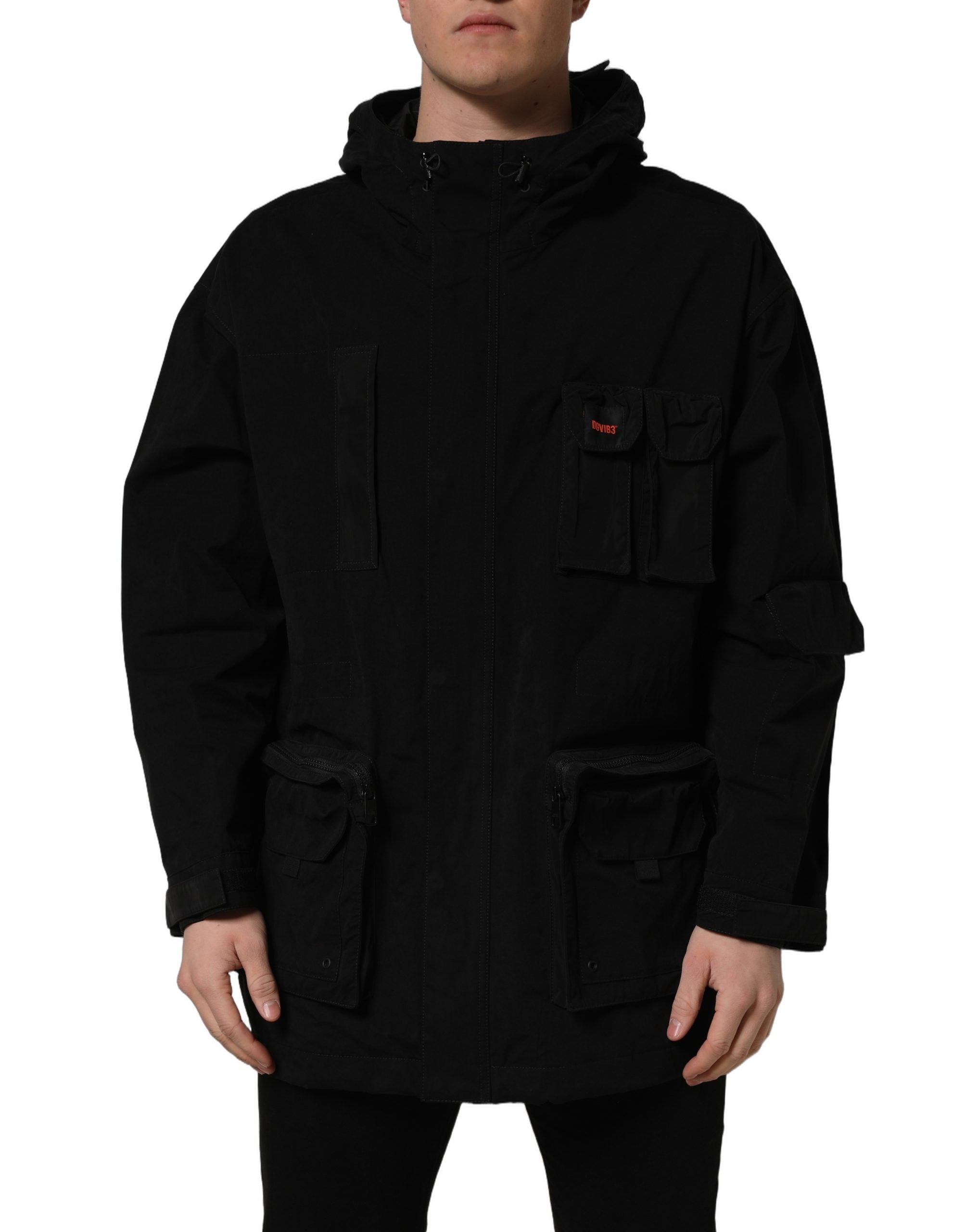 Veste coupe-vent noire pour homme de Dolce & Gabbana, anorak en nylon avec capuche, style décontracté et moderne.