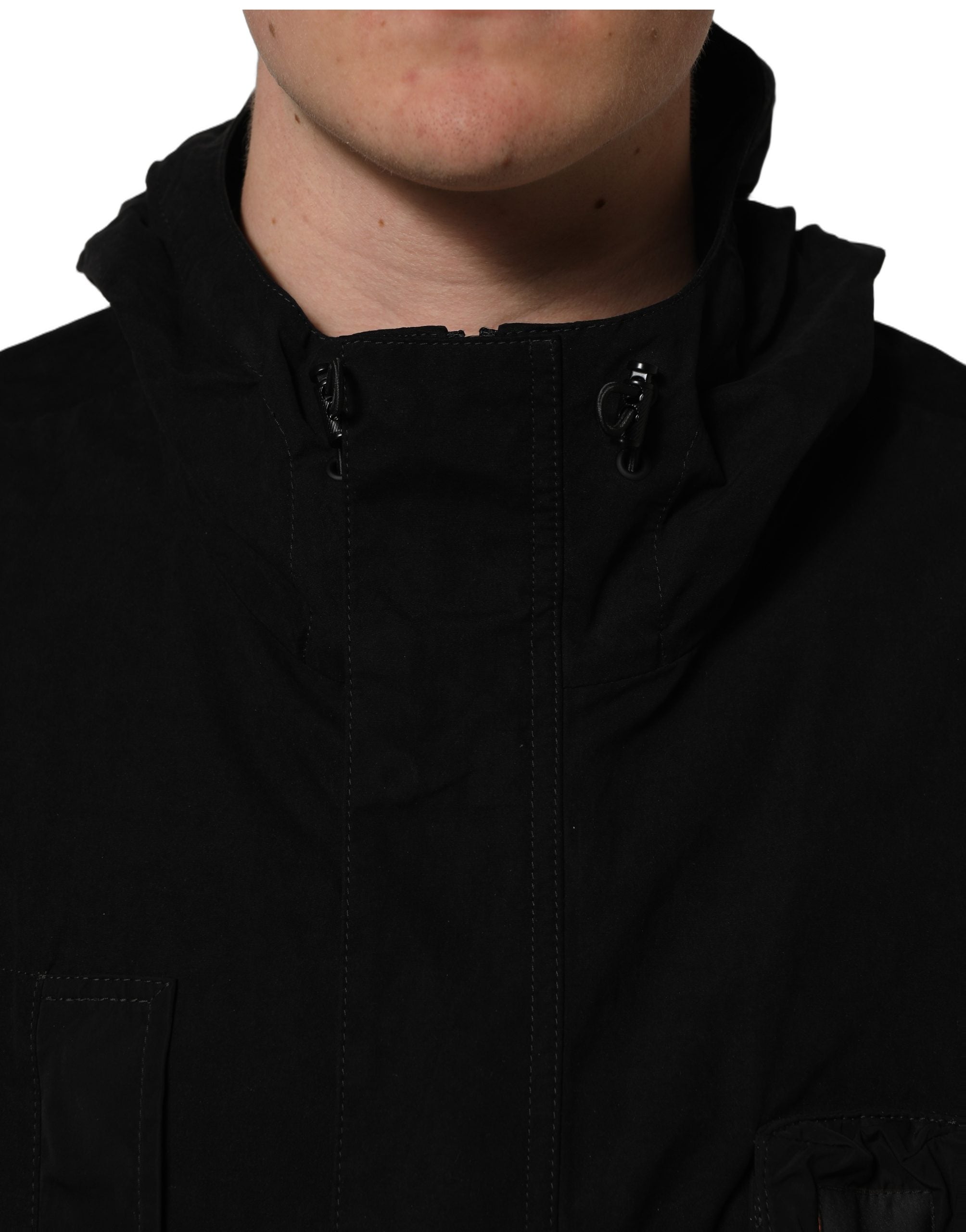 Veste coupe-vent noire en nylon pour homme de Dolce & Gabbana avec capuche et design élégant.