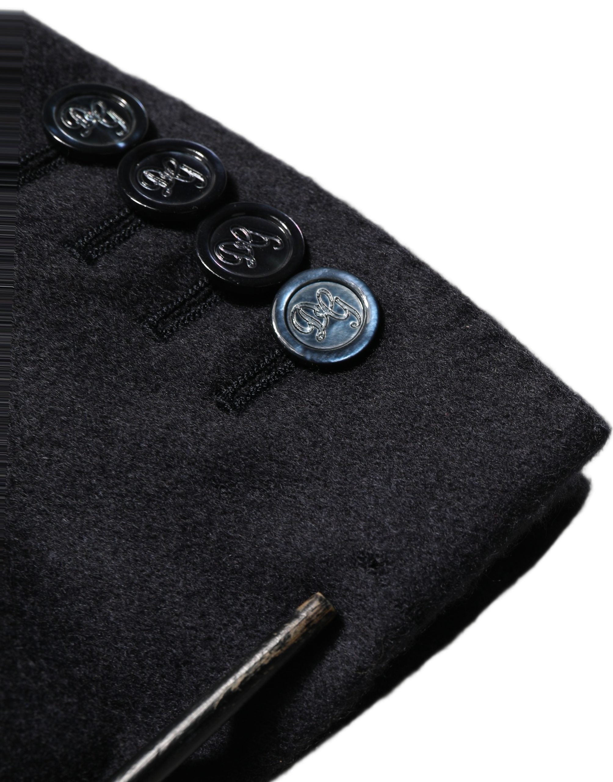 Veste blazer Dolce & Gabbana en cachemire noir à simple boutonnage, élégante et sophistiquée, portée sur un mannequin.