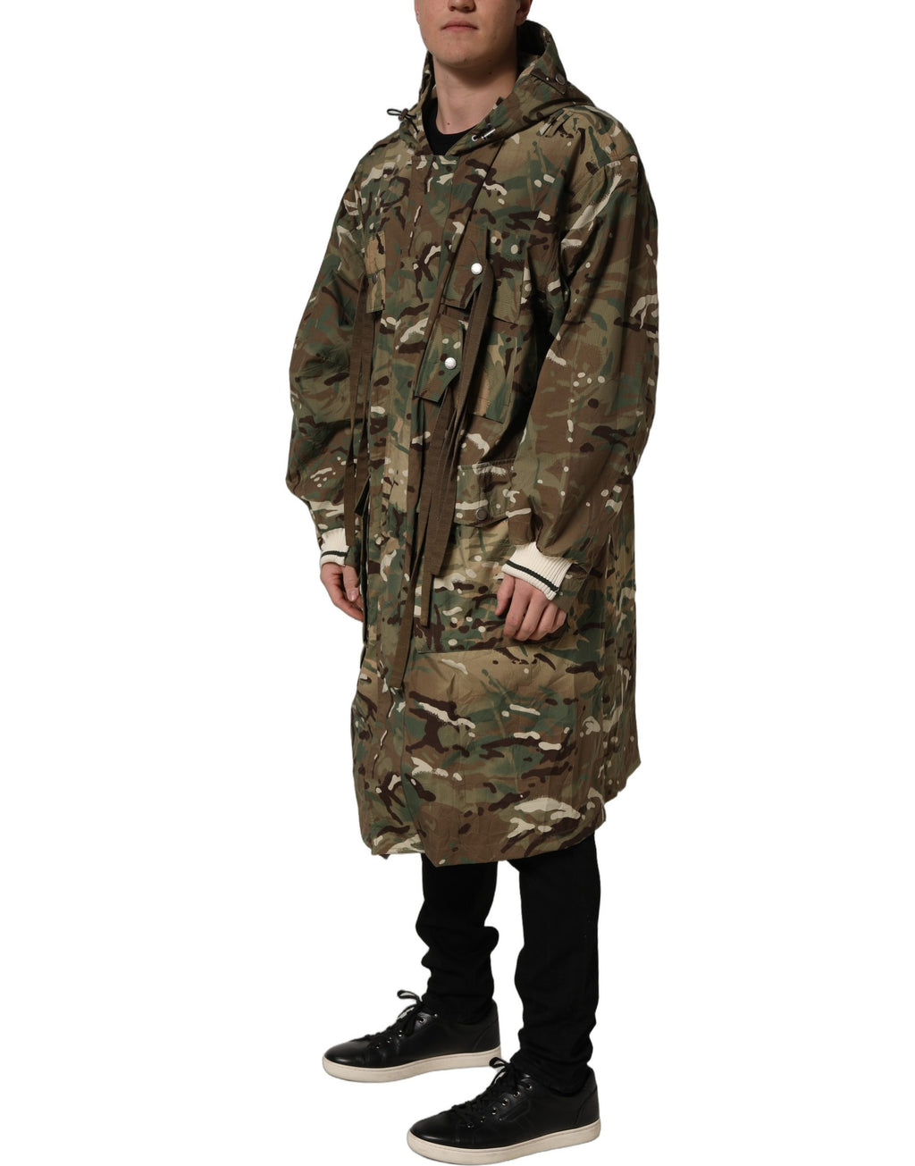 Manteau à capuche camouflage multicolore Dolce & Gabbana, veste tendance avec motif coloré et style urbain.