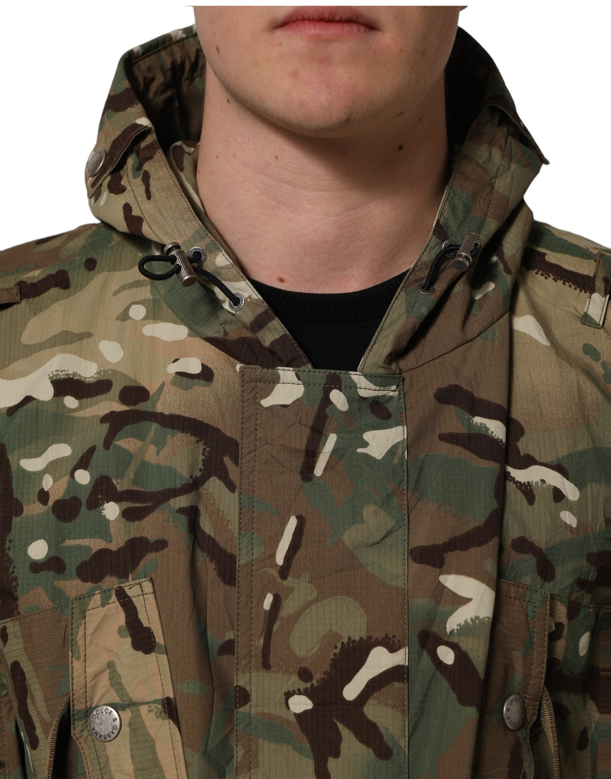 Manteau à capuche camouflage multicolore Dolce & Gabbana, veste élégante avec motif camouflage coloré et détails modernes.