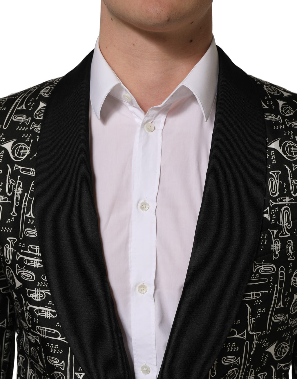 Manteau blazer noir Dolce & Gabbana orné de cristaux scintillants, élégant et sophistiqué, porté sur un mannequin.