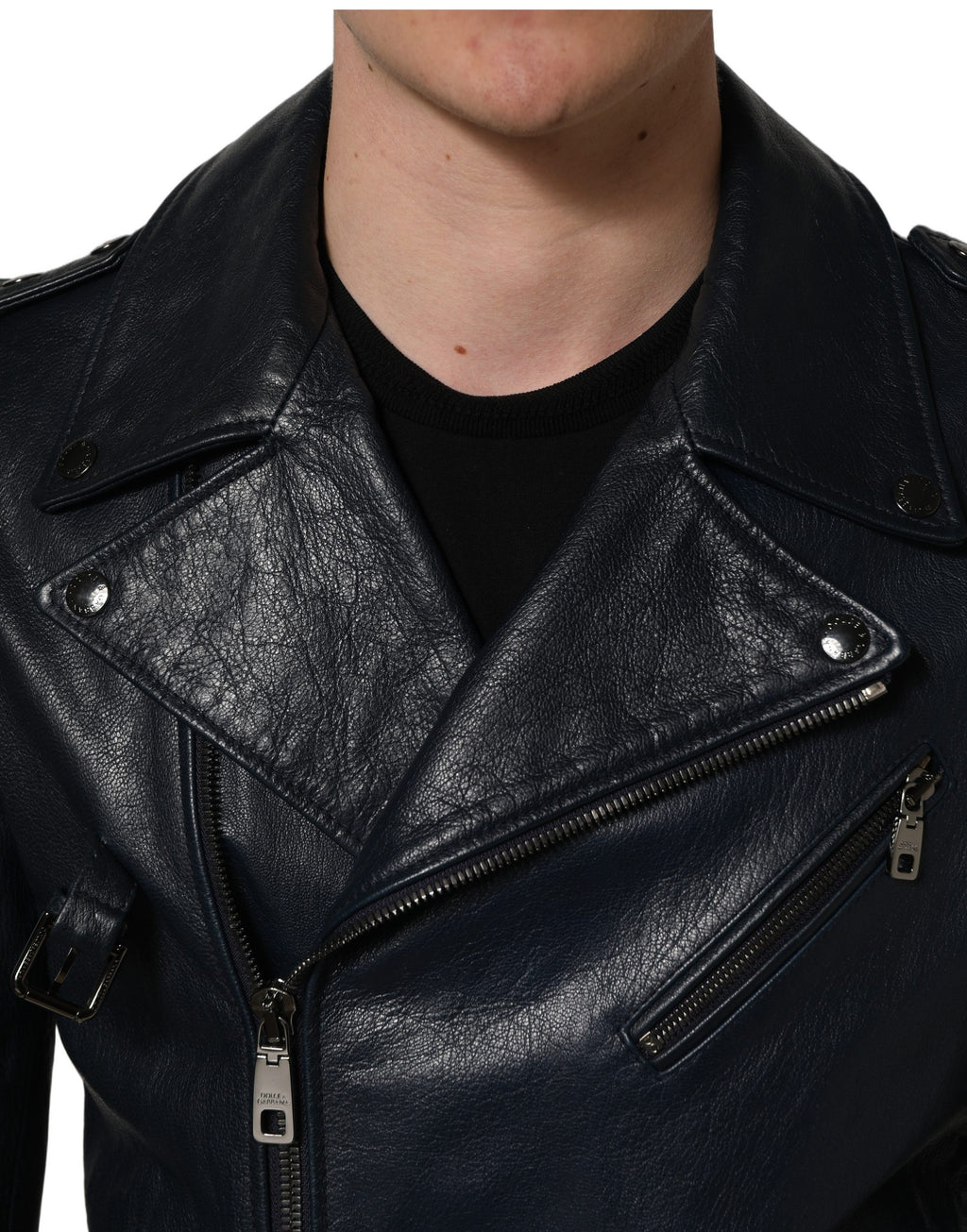 Veste en cuir noir pour homme de style blouson motard, en cuir de chèvre, par Dolce & Gabbana, visible en gros plan.