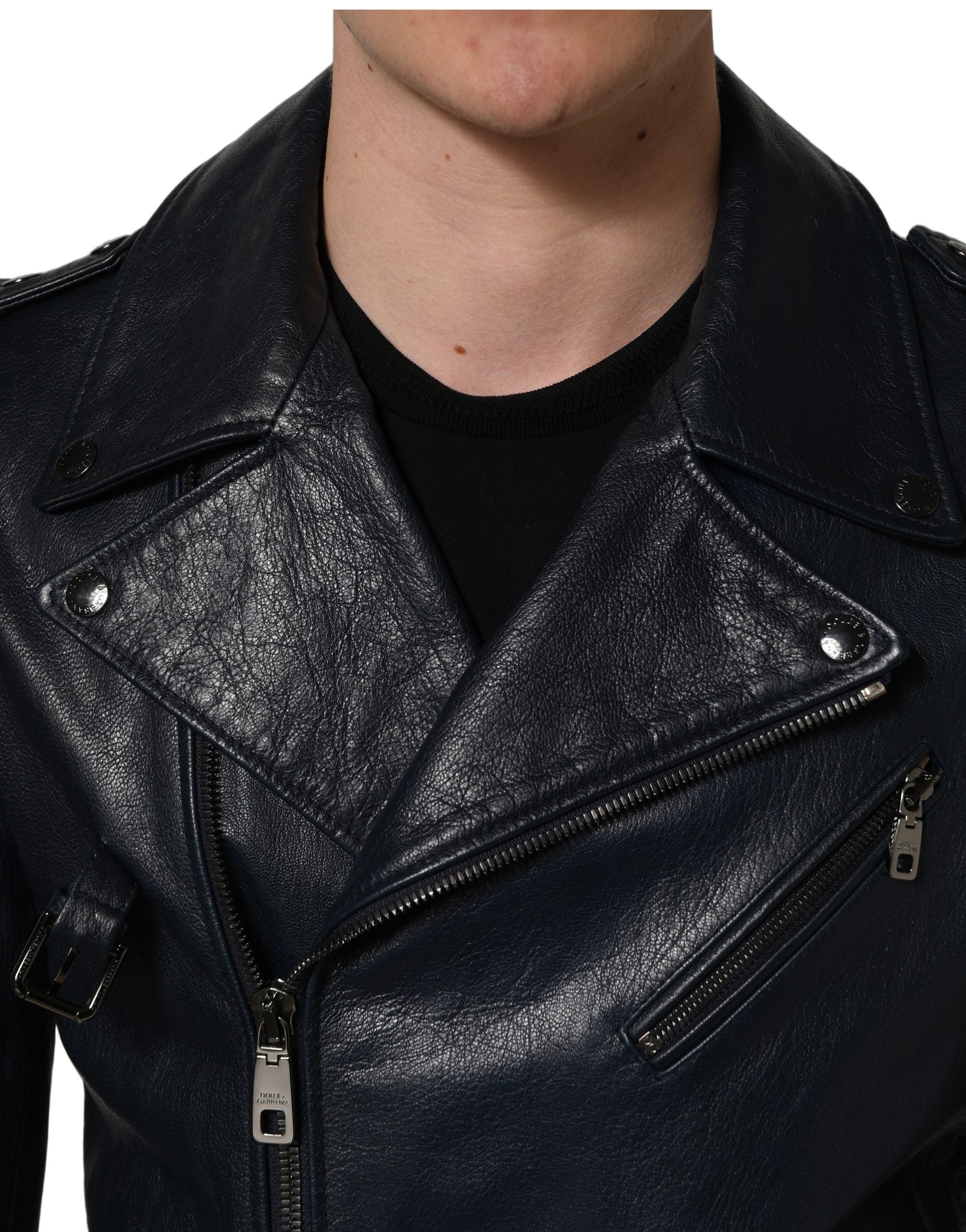 Veste en cuir noir pour homme de style blouson motard, en cuir de chèvre, par Dolce & Gabbana, visible en gros plan.