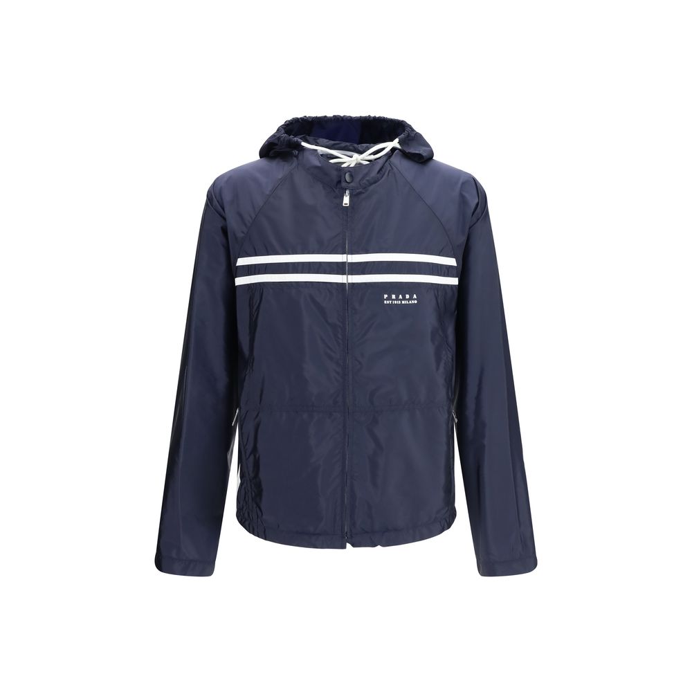Veste en nylon bleue Prada, coupe moderne, avec capuche et fermeture éclair, style décontracté et léger.