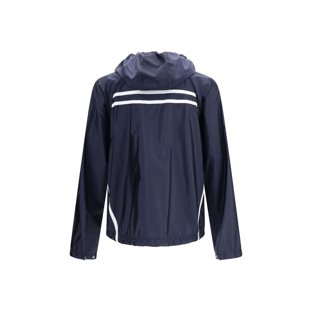 Veste en nylon bleu Prada pour homme avec fermeture éclair et capuche, style décontracté et moderne.