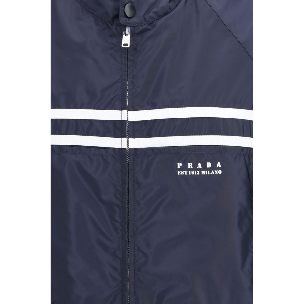 Veste en nylon bleu Prada pour homme, coupe décontractée, avec fermeture éclair et col montant.