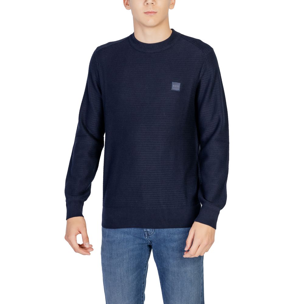 Sweatshirt en coton bleu Hugo Boss, coupe classique, col rond, logo discret sur la poitrine, porté sur un mannequin.