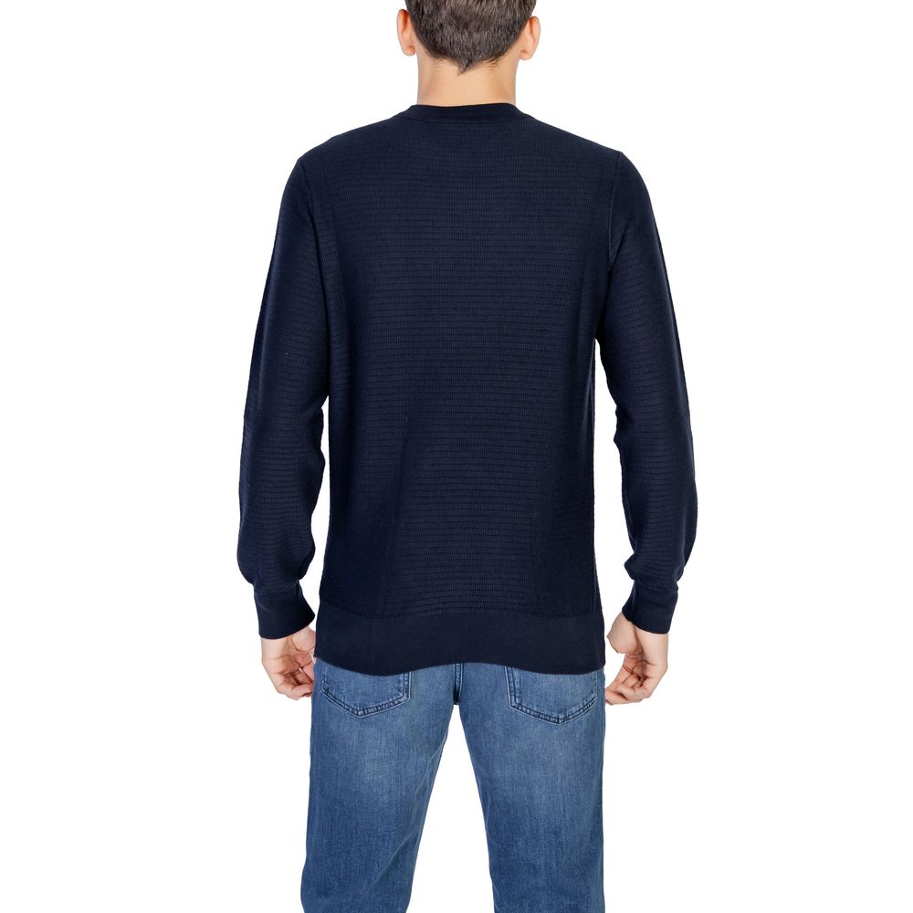 Sweat-shirt en coton bleu de la marque Hugo Boss, vue de face, avec col rond et logo discret sur la poitrine.