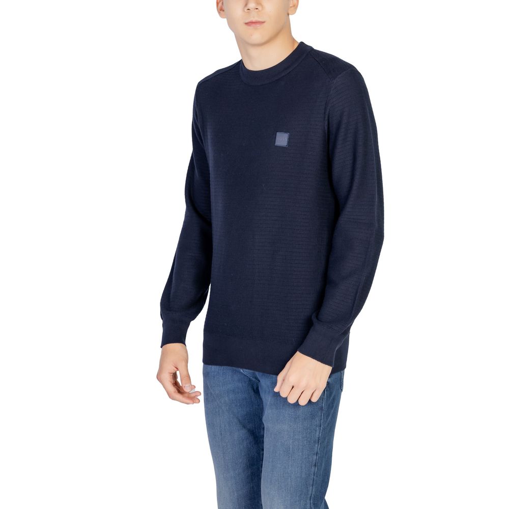 Sweat-shirt en coton bleu de la marque Hugo Boss, coupe décontractée et design élégant, porté ou posé à plat.