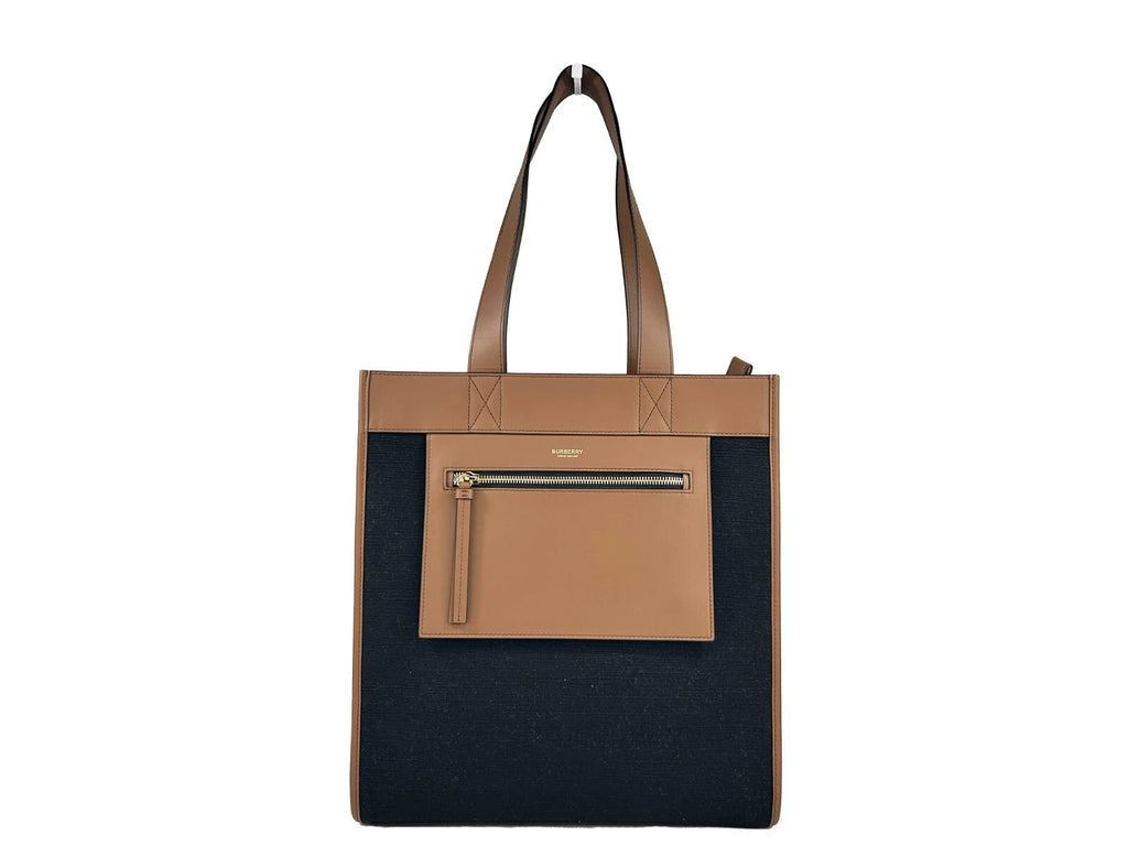 Sac à main Burberry Small Pocket Tote Manzon, en cuir avec logo emblématique et poche avant, vue de face.