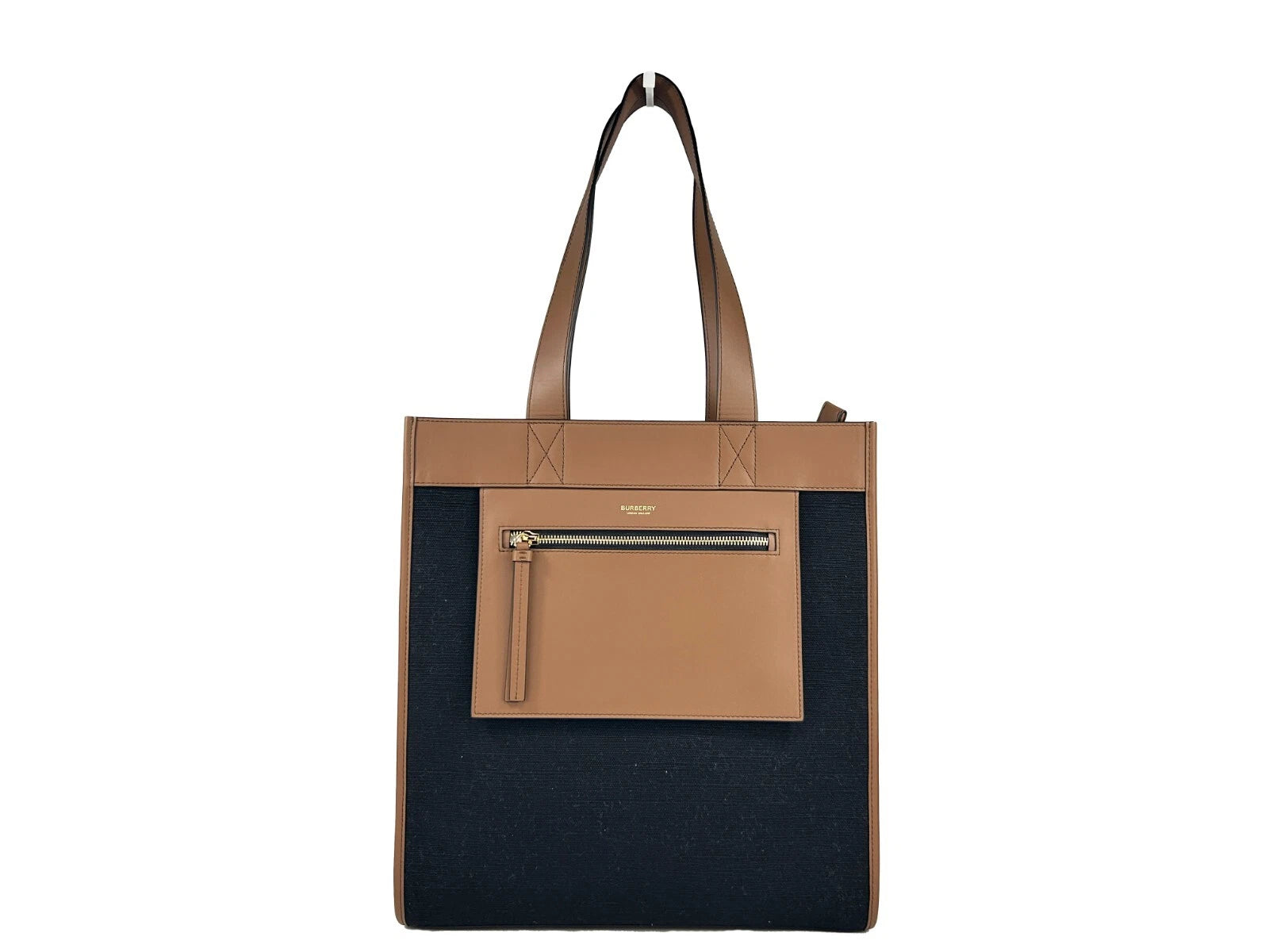 Sac à main Burberry Small Pocket Tote Manzon, en cuir avec logo emblématique et poche avant, vue de face.