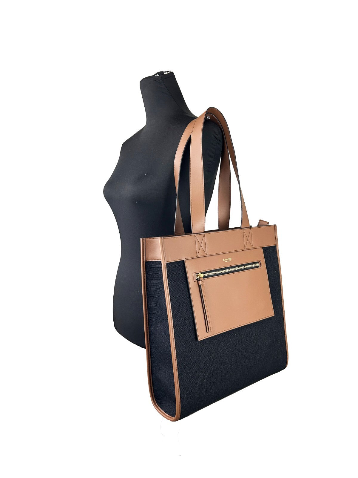 Sac à main Burberry Small Pocket Tote Manzon en cuir avec logo emblématique et poignées en tissu à motif tartan.