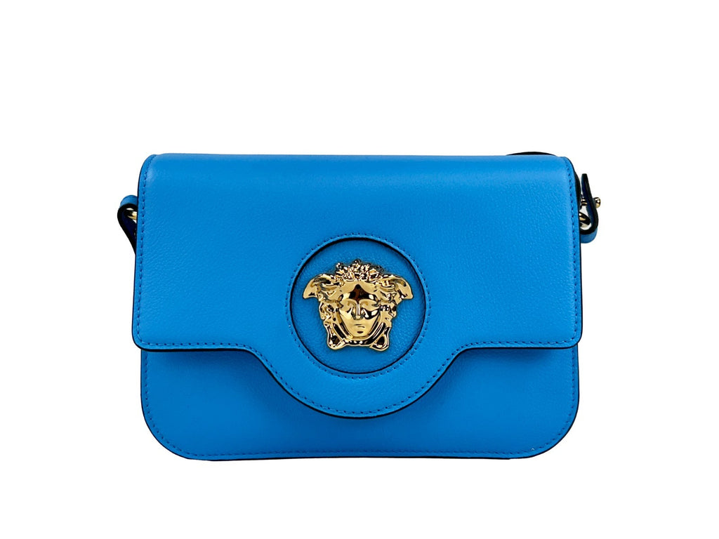 Sac à bandoulière en cuir bleu Versace La Medusa, avec logo emblématique et détails luxueux, idéal pour un style sophistiqué.