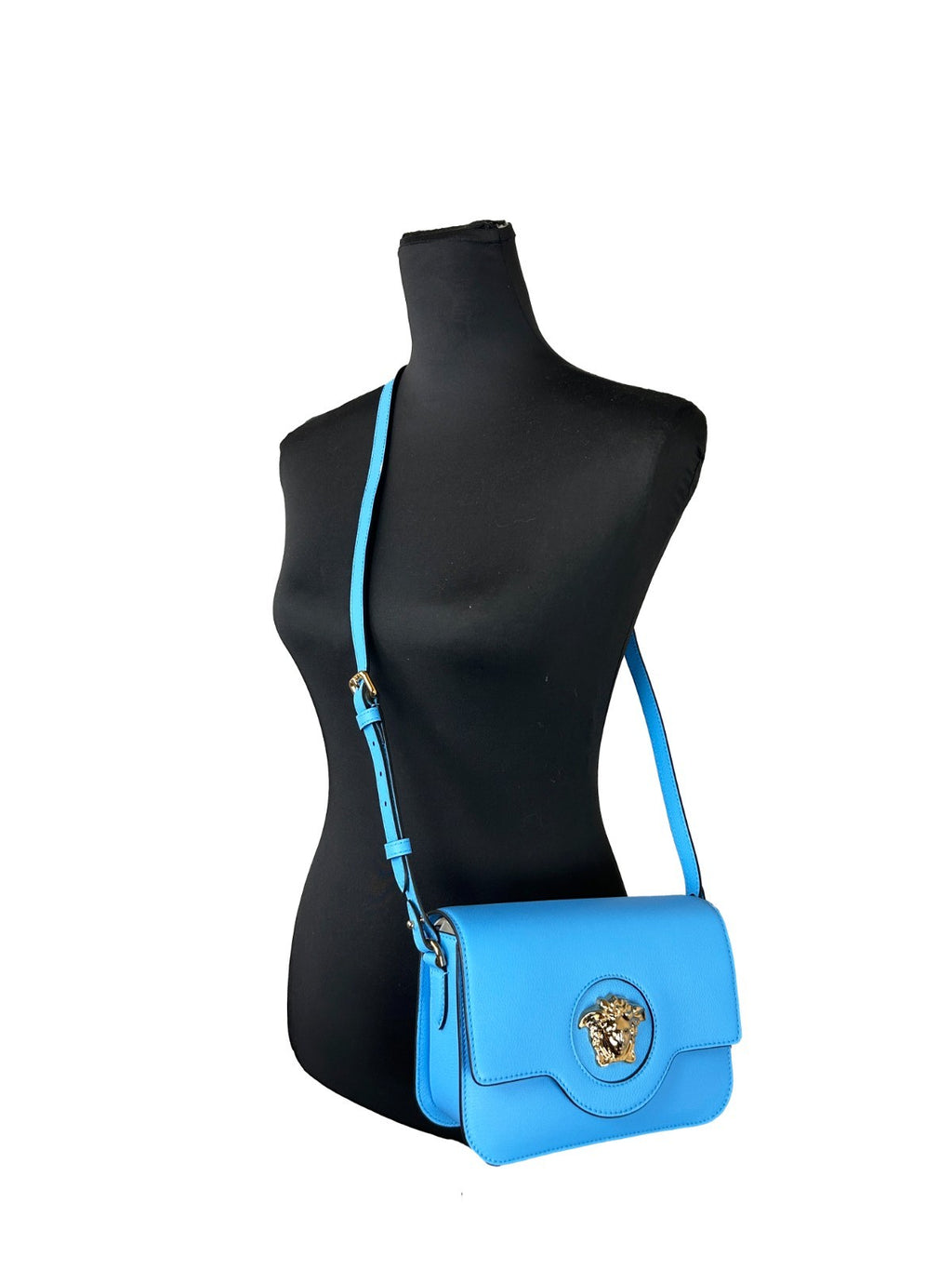 Sac à épaule en cuir bleu Versace La Medusa, pochette croisée élégante avec logo Medusa visible sur le devant.