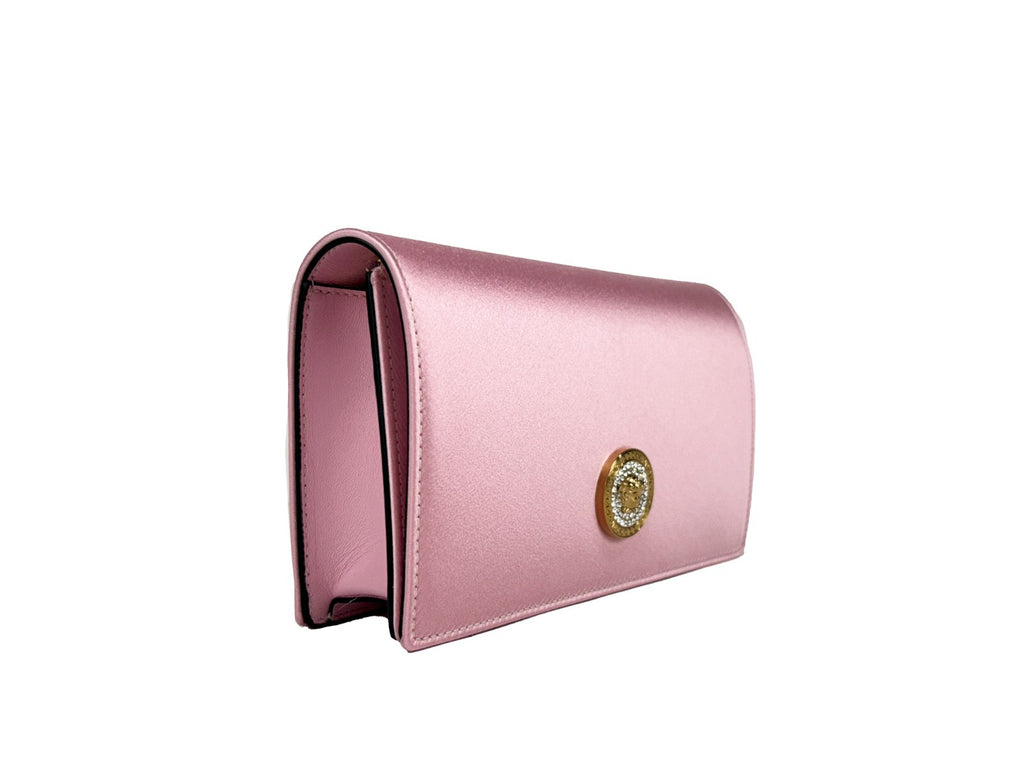 Petite sac à bandoulière Versace Medusa en satin blanc avec chaîne en métal et détails en cristal, style élégant et sophistiqué.