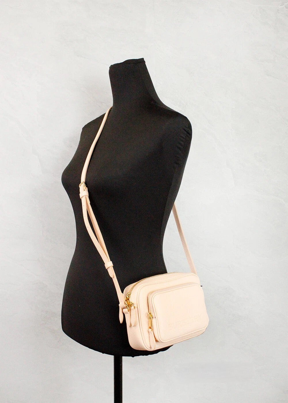 Sac bandoulière Burberry Small en cuir grainé rose pêche avec logo de marque visible, idéal pour la mode et la praticité.