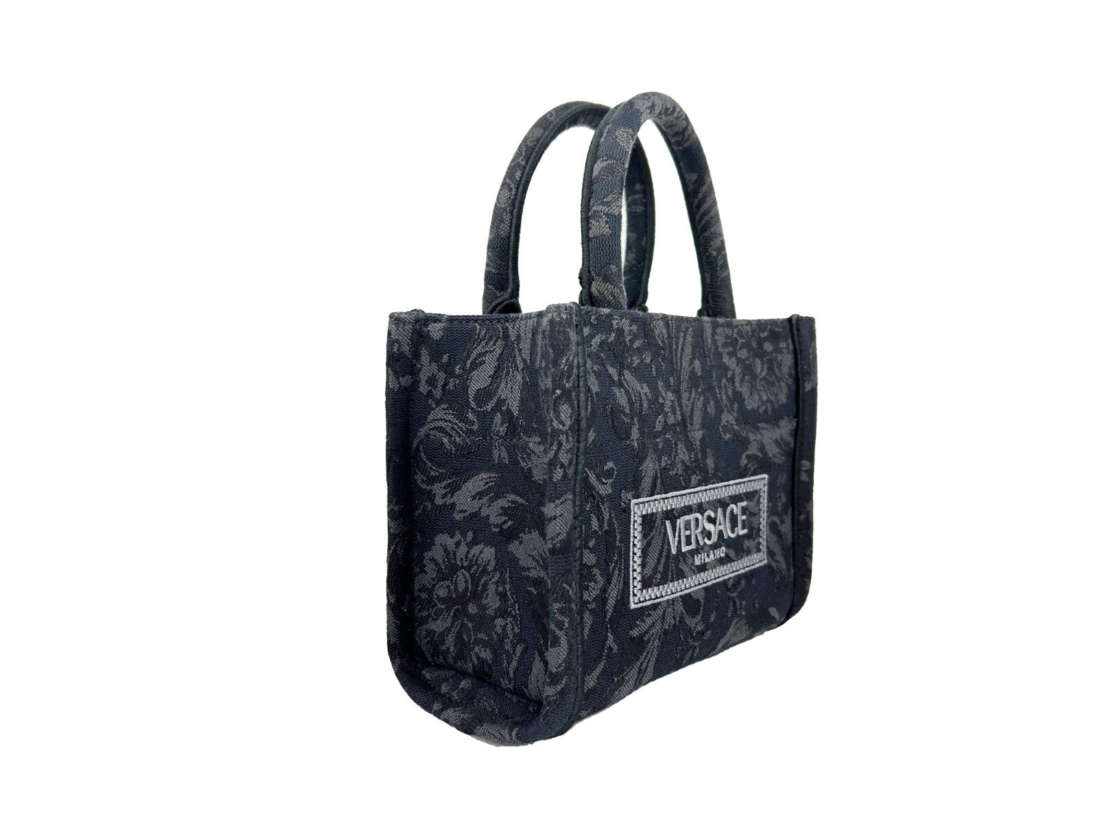 Sac à main femme Versace Extra Small Athena en cuir noir avec logo or, porté sur une épaule.