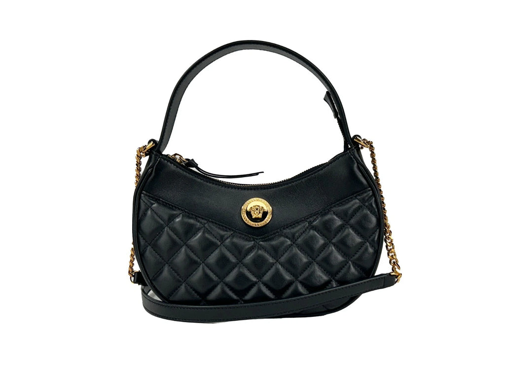 Sac à main à bandoulière en cuir noir matelassé Versace, forme demi-lune avec chaîne ornementale.
