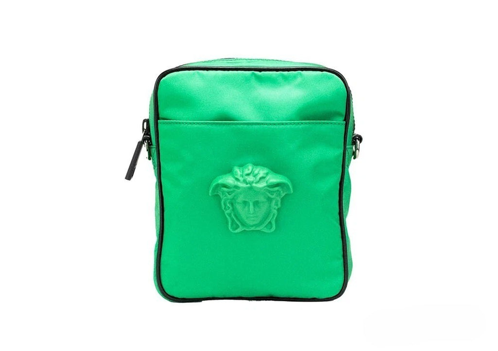 Sac à bandoulière Versace en nylon vert vif avec motif Medusa, petit modèle pour homme ou femme.