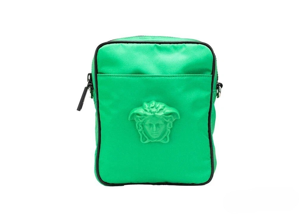 Sac à bandoulière Versace en nylon vert vif avec motif Medusa, petit modèle pour homme ou femme.